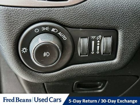 Used 2019 Jeep Cherokee Latitude Plus w/ Cold Weather Group AWD/4WD image 15