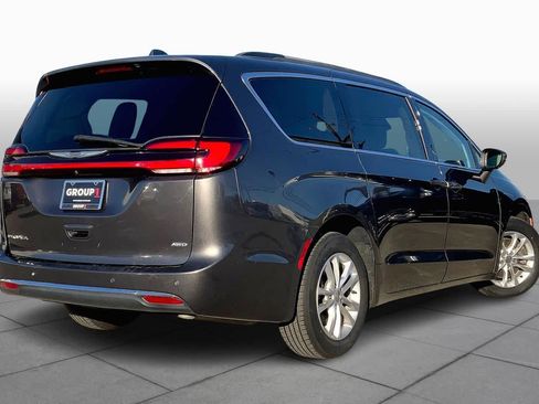 Used 2021 Chrysler Pacifica Touring image 12