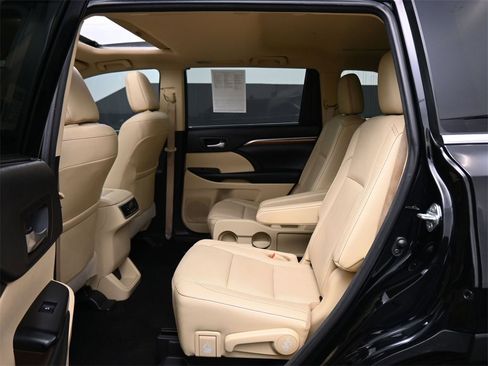 Used 2018 Toyota Highlander Limited image 17