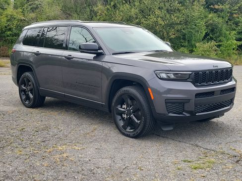 Used 2024 Jeep Grand Cherokee L Laredo RWD image 3