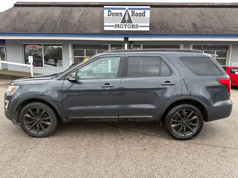 Used 2017 Ford Explorer XLT w/ XLT Appearance Package image 2
