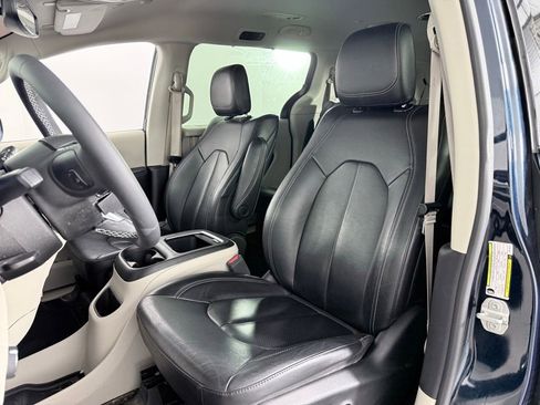 Used 2022 Chrysler Pacifica Touring-L w/ Uconnect Theater Family Group image 11