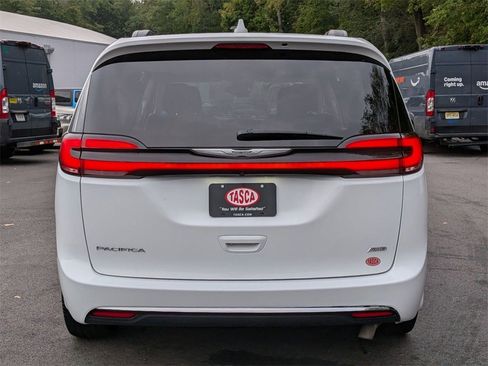 Certified 2022 Chrysler Pacifica Touring-L image 4