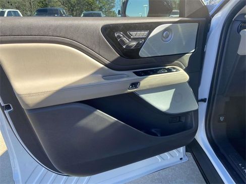 Used 2022 Lincoln Aviator Reserve w/ Equipment Group 201A image 15
