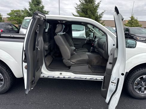 Used 2015 Nissan Frontier PRO-4X w/ Pro-4x Graphics Package AWD/4WD image 24
