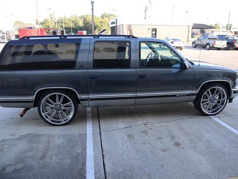 Used 1999 Chevrolet Suburban 2WD w/ Preferred Equipment Group 3 image 9