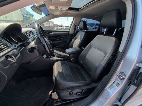 Used 2018 Volkswagen Passat 2.0T SE FWD image 4