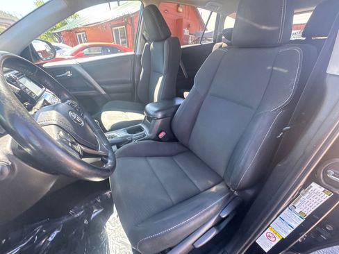 Used 2018 Toyota RAV4 XLE AWD/4WD image 9
