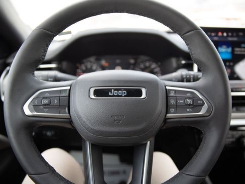 Used 2025 Jeep Compass Limited image 11