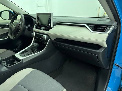 Used 2020 Toyota RAV4 XLE w/ Convenience Package FWD image 27
