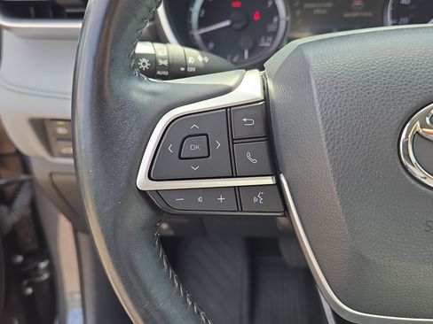 Used 2023 Toyota Highlander XLE image 32