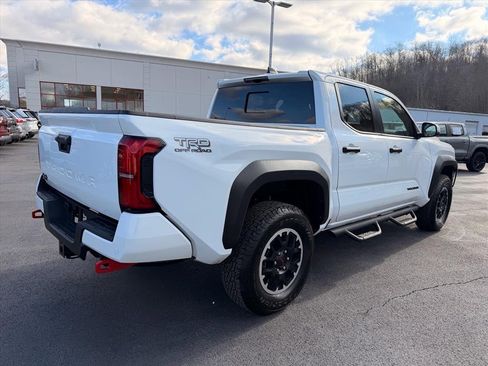 Used 2024 Toyota Tacoma TRD Off-Road w/ TRD Off Road Upgrade Package image 4