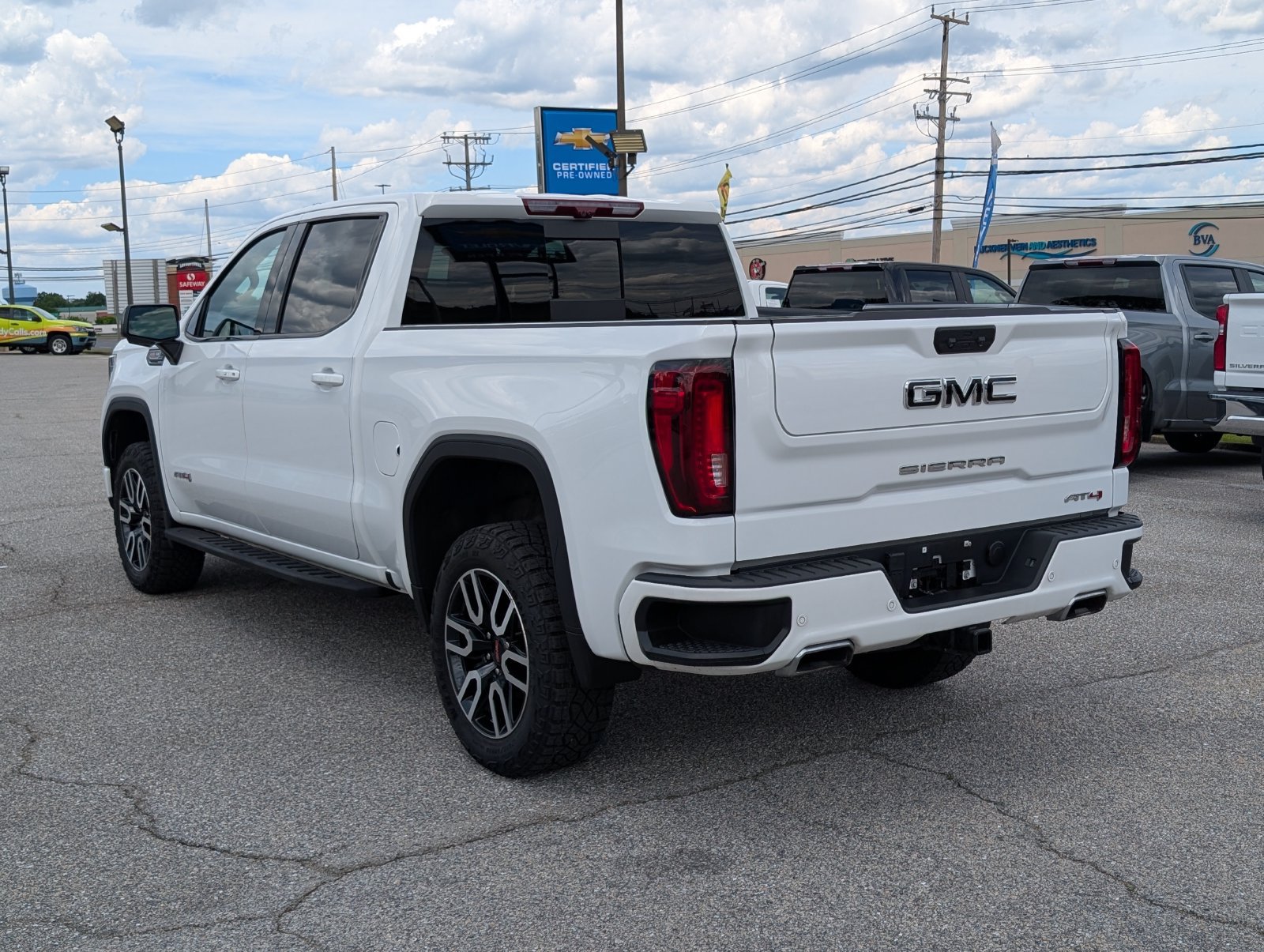 Used 2024 GMC Sierra 1500 AT4 w/ Technology Package AWD/4WD image 5
