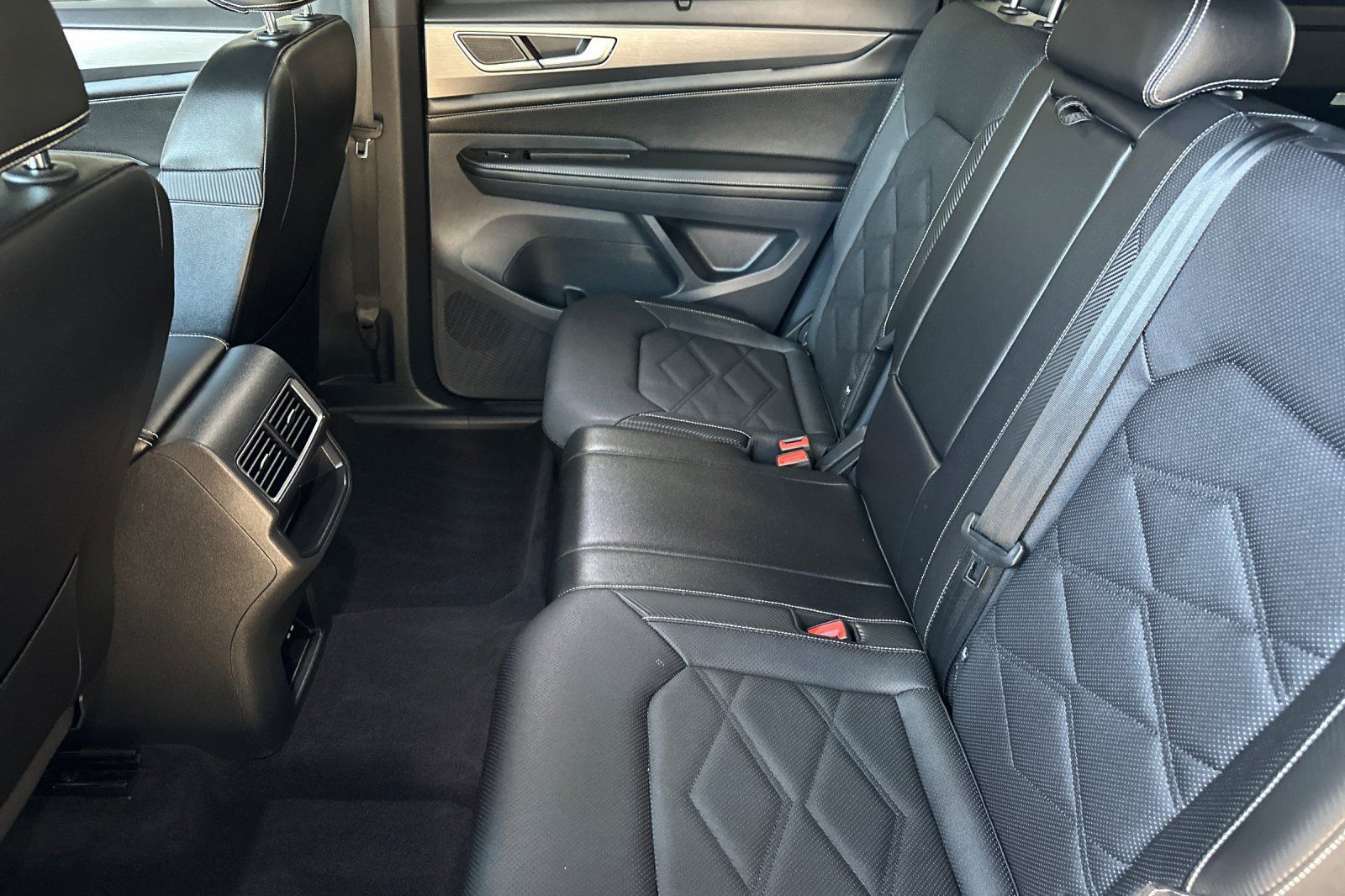 Used 2024 Volkswagen Atlas Cross Sport SE FWD image 12