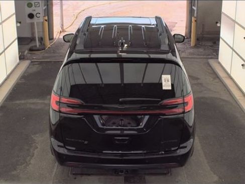 Used 2024 Chrysler Pacifica Limited w/ S Appearance Package FWD image 6
