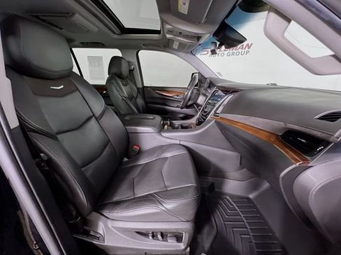 Used 2019 Cadillac Escalade Luxury AWD/4WD image 45