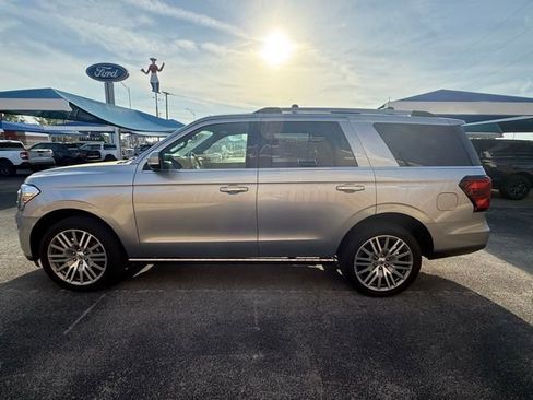 Used 2024 Ford Expedition Limited image 8