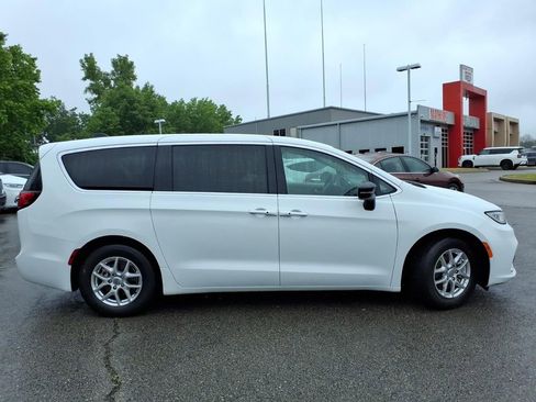 Used 2024 Chrysler Pacifica Touring-L FWD image 2
