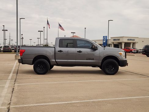 Used 2018 Nissan Titan SV w/ SV Convenience Package image 7