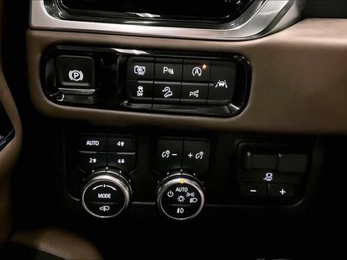 Used 2025 GMC Yukon XL Denali Ultimate AWD/4WD image 39