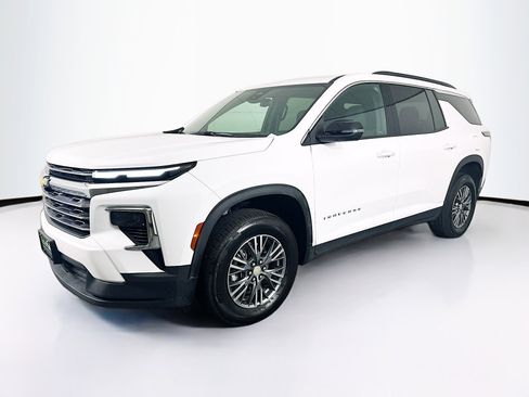 Used 2025 Chevrolet Traverse LT image 3