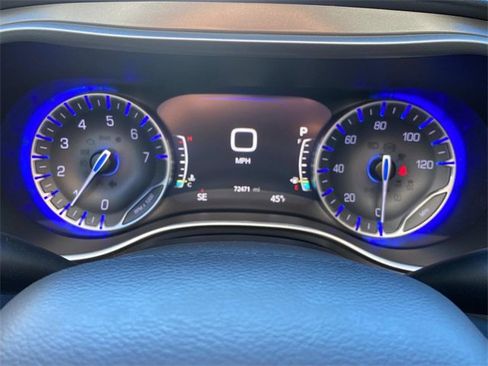 Used 2022 Chrysler Pacifica Touring-L image 14