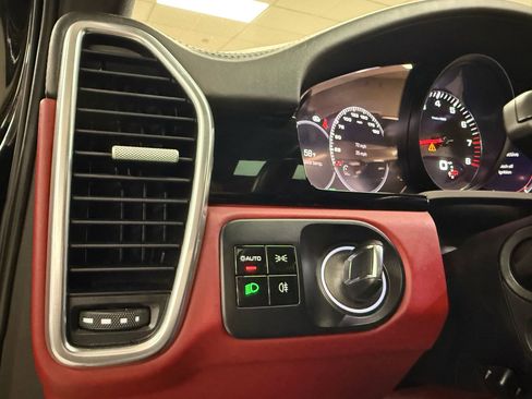 Used 2020 Porsche Cayenne S image 27