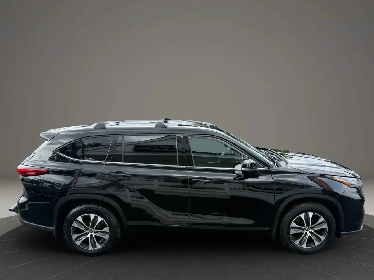 Used 2021 Toyota Highlander XLE AWD/4WD image 6