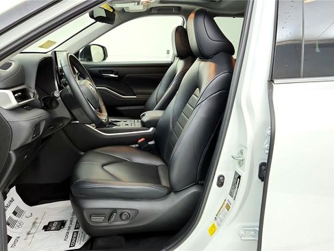 Certified 2022 Toyota Highlander XLE image 35