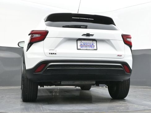 Used 2025 Chevrolet Trax RS w/ Sunroof Package FWD image 41