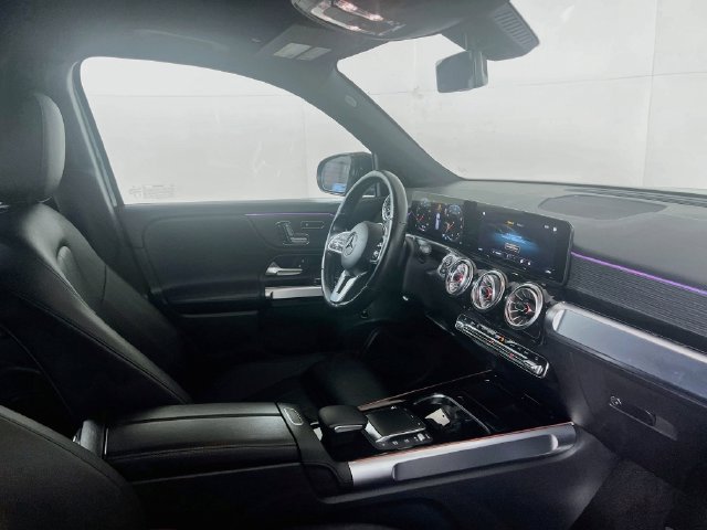 Used 2023 Mercedes-Benz GLB 250 4MATIC w/ Premium Package image 9