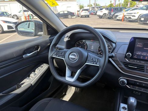 Used 2025 Nissan Altima 2.5 SV image 35