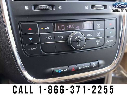Used 2016 Chrysler Town & Country Touring FWD image 33