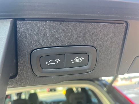 Used 2023 Volvo XC60 B5 Plus image 26