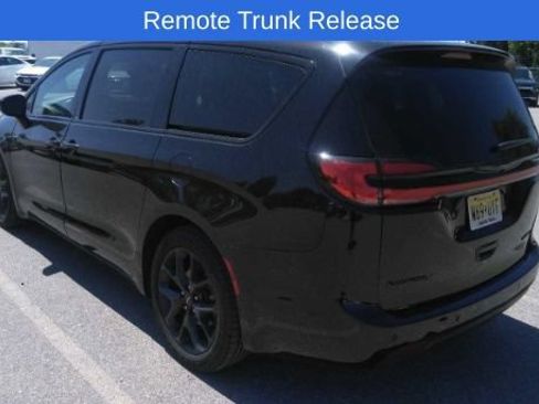 Used 2025 Chrysler Pacifica Limited FWD image 7