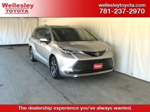 Used 2025 Toyota Sienna Platinum image 1