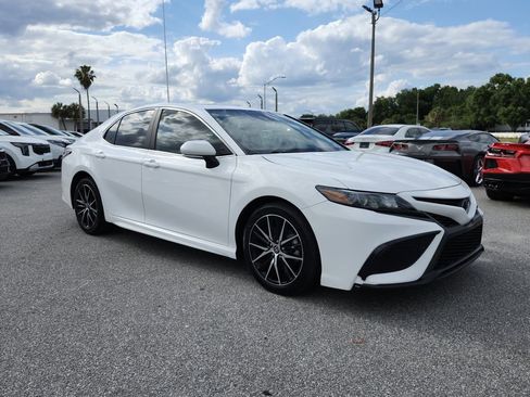 Used 2021 Toyota Camry SE FWD image 2