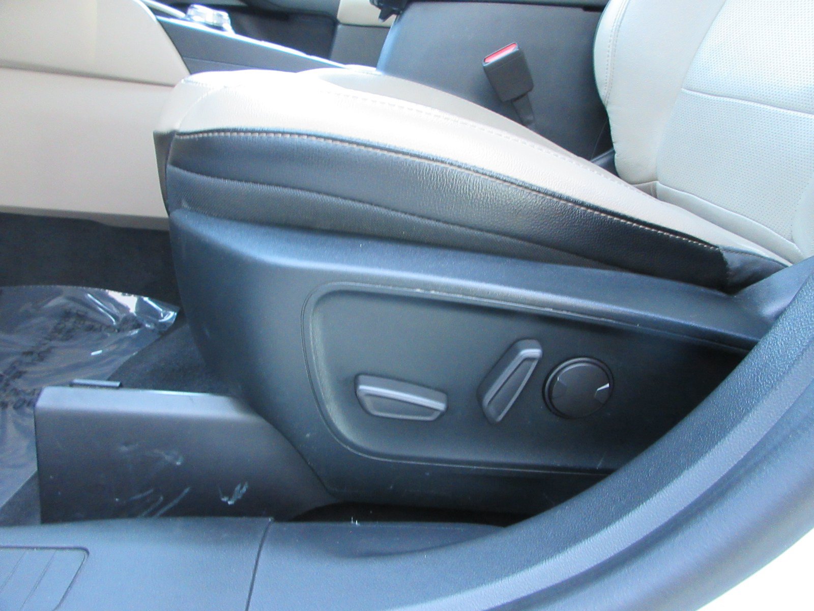 Used 2020 Ford Escape Titanium FWD image 33
