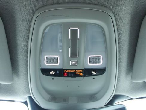 Used 2025 Volvo XC40 B5 Plus image 30