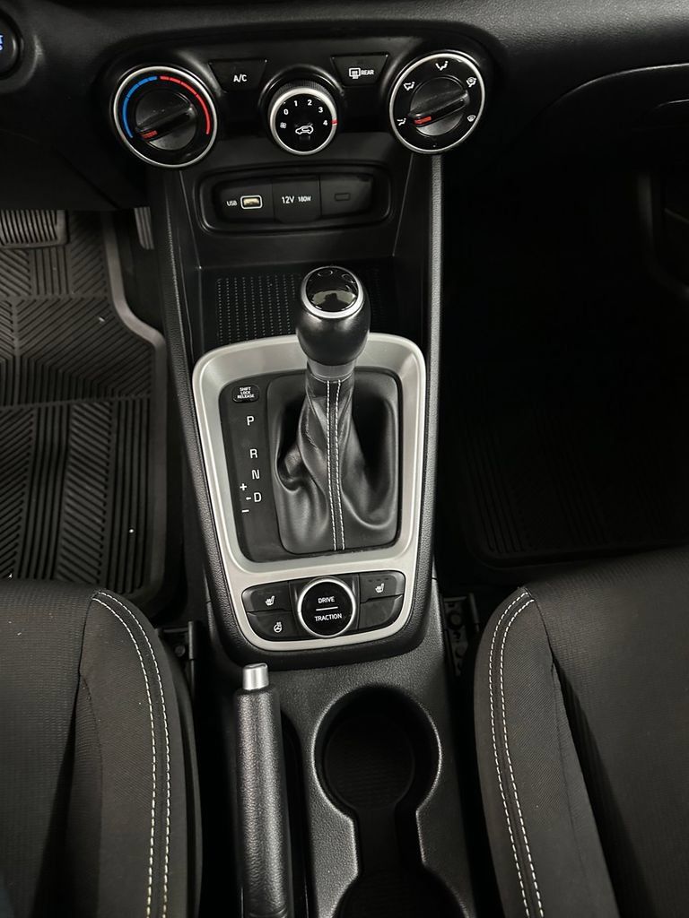 Used 2022 Hyundai Venue FWD image 16