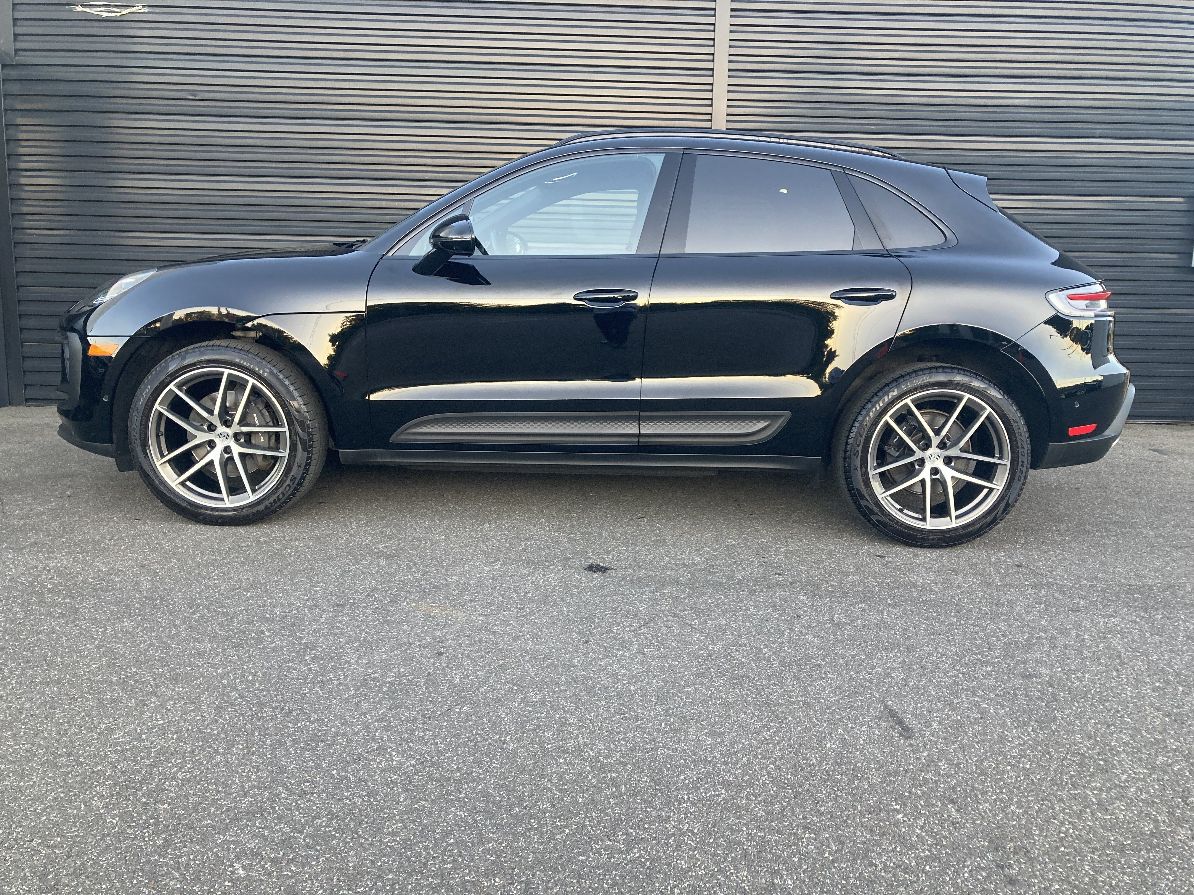 Certified 2024 Porsche Macan AWD/4WD image 2