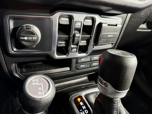 Used 2025 Jeep Gladiator Sport image 23