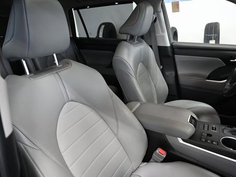 Certified 2023 Toyota Highlander XLE image 9