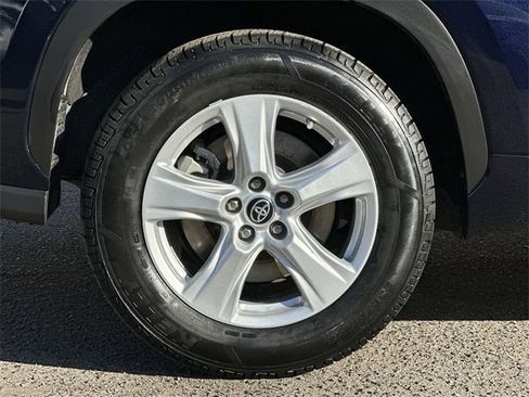 Used 2023 Toyota Highlander LE image 32