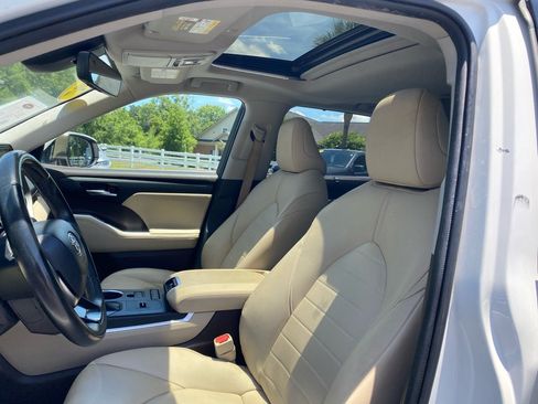 Used 2020 Toyota Highlander XLE FWD image 35