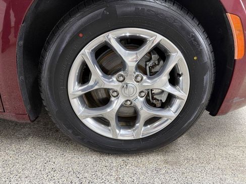 Used 2017 Chrysler Pacifica Limited image 46