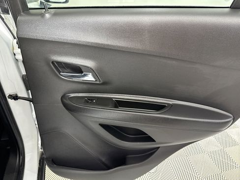 Used 2021 Chevrolet Trax LT w/ LT Convenience Package image 38