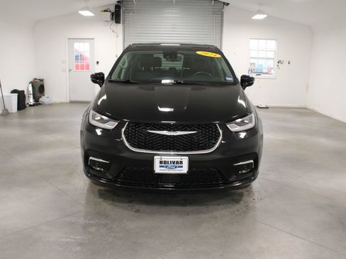 Used 2024 Chrysler Pacifica Touring-L image 3