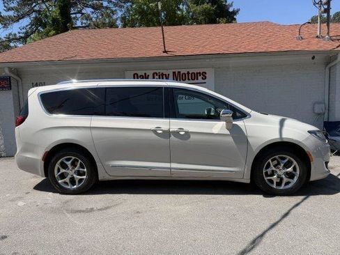 Used 2017 Chrysler Pacifica Limited w/ UConnect Theater Package FWD image 4