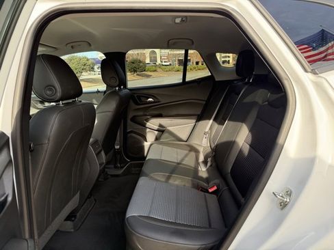 Used 2025 Chevrolet Trax LT w/ LT Convenience Package image 28